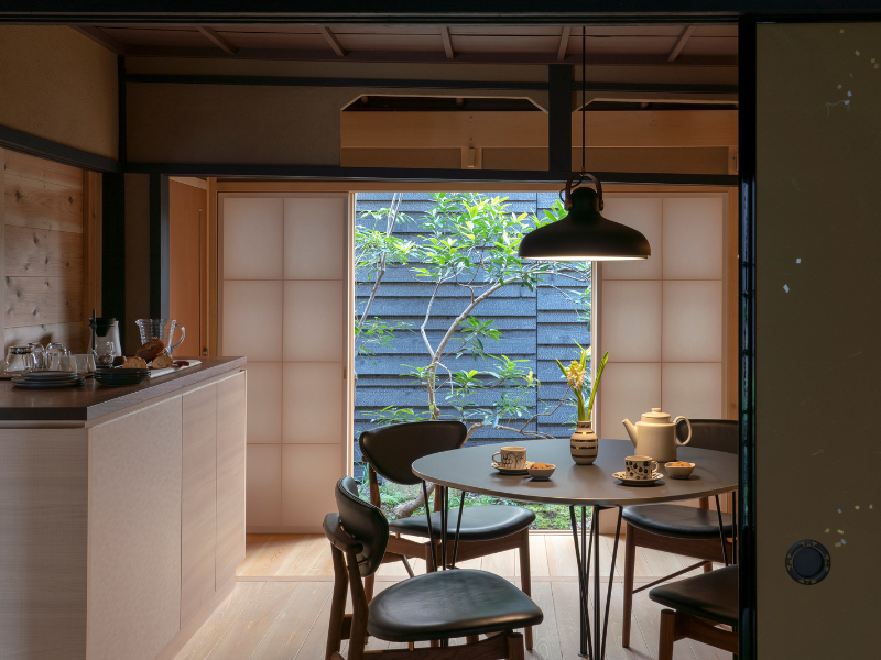 GENSOは町家リノベーションのチームです。ダイニングルームの心地良さを感じてください。